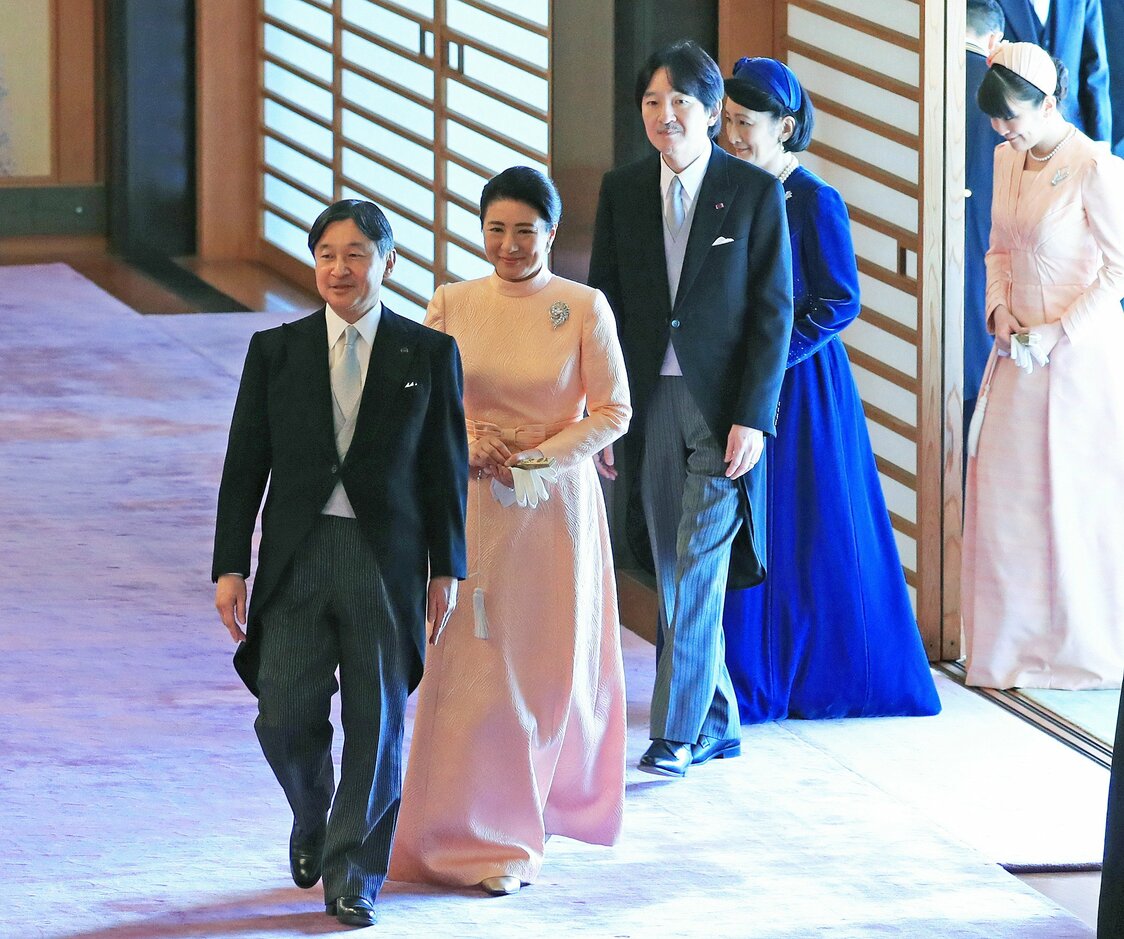 L'empereur Naruhito, suivi par l'impératrice Masako, le prince Fumihito (le frère du souverain) et la princesse Kiko lors d'une cérémonie pour célébrer l'anniversaire de l'empereur, le 23 février 2020 au palais impérial. (Jiji press)