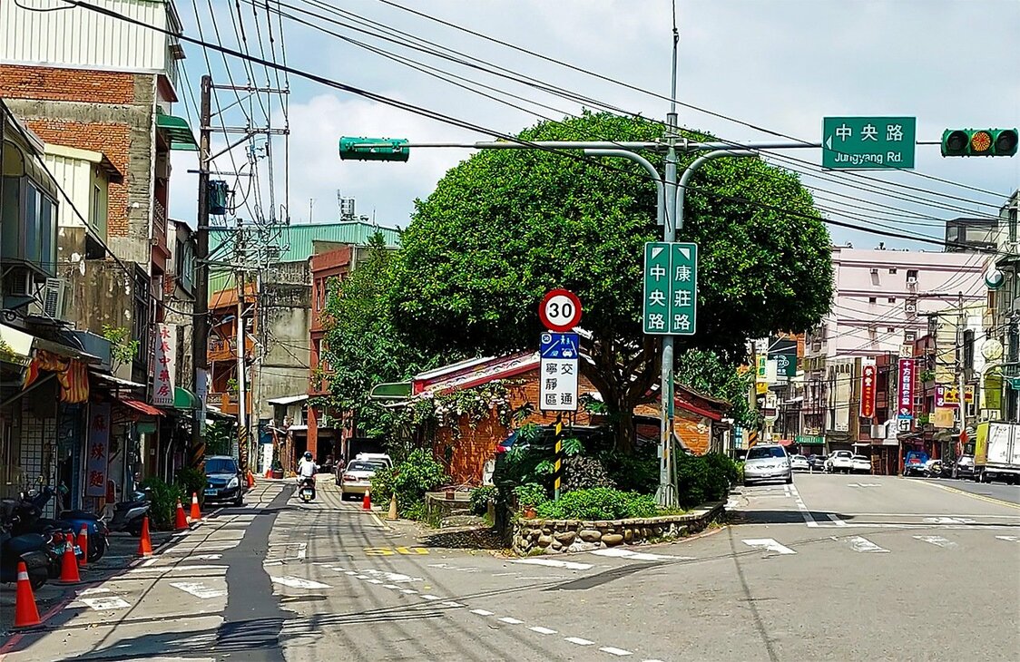 康荘路と中央路のY字路。左の中央路は1898年の日本時代の地図にも存在する古い道である