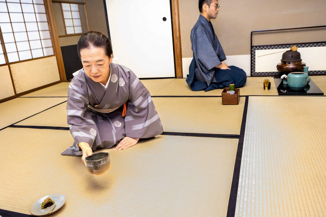 対鳳庵でのお点前（藤原智幸撮影）