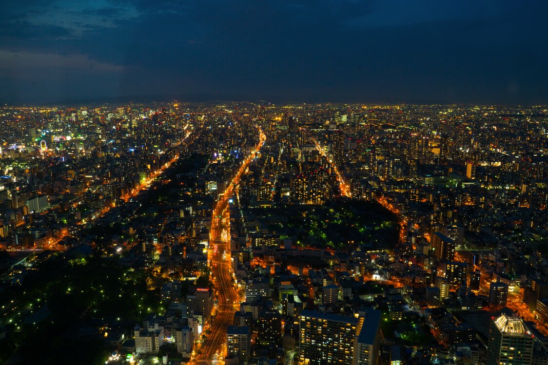 ミナミ・キタ方向の夜景。巨大な電子回路のよう