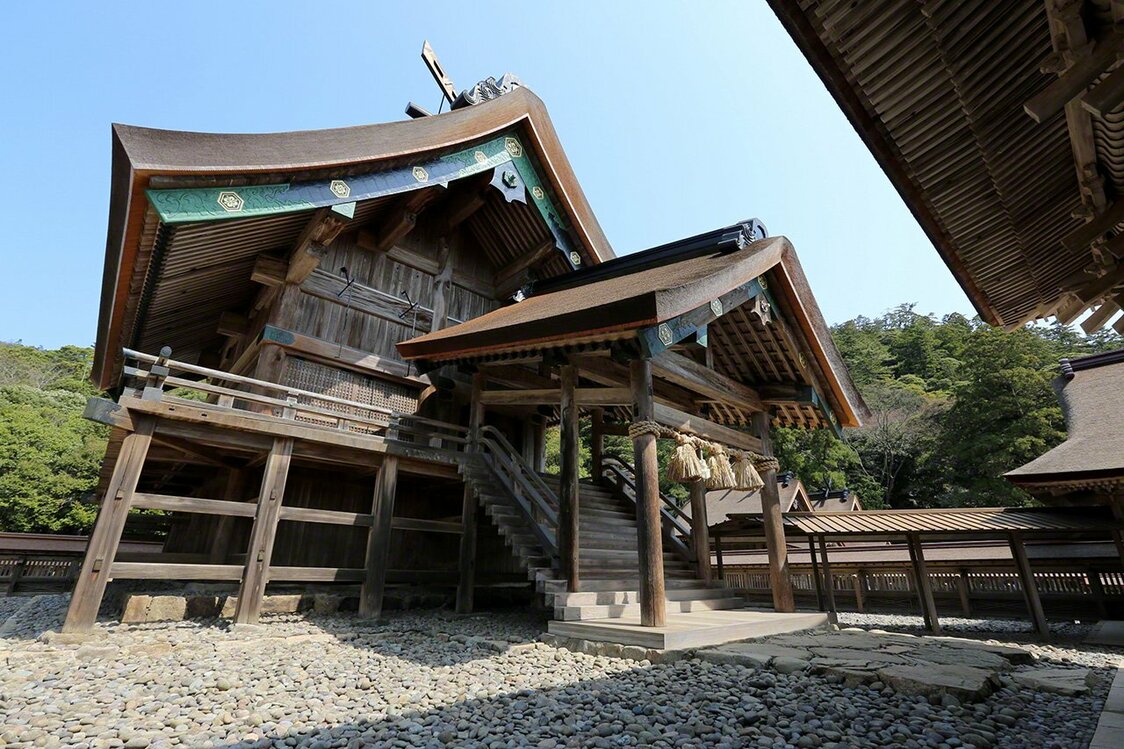 Le pavillon principal (honden) du sanctuaire d’Izumo est de type taisha zukuri, le style architectural le plus ancien du Japon.