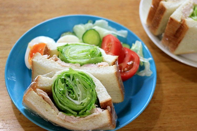 Le sandwich « moedan » : deux tranches de bonheur pour les papilles comme pour les yeux