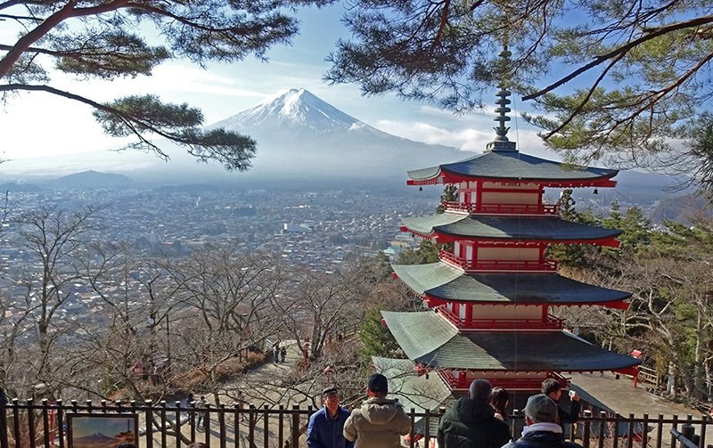 Un turista extranjero saca una foto con el monte Fuji y de la pagoda de cinco pisos como fondo (Fotografía del autor).