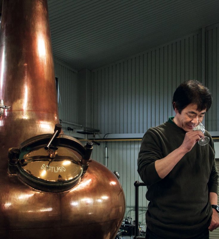 Акуто Итиро из компании Venture Whisky пробует виски на вискокурне Chichibu Distillery