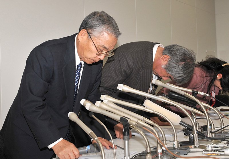 在申请适用《公司再生法》新闻发布会开头，尔必达内存公司的坂本幸雄社长（左）俯首致歉（2012年2月27日，图片：产经新闻社）