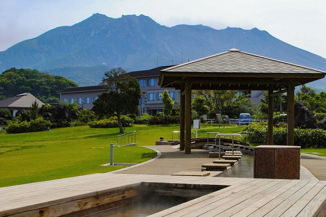 在櫻島熔岩海濱公園，可以一邊享受足浴，一邊悠閒地眺望櫻島（K.P.V.B）