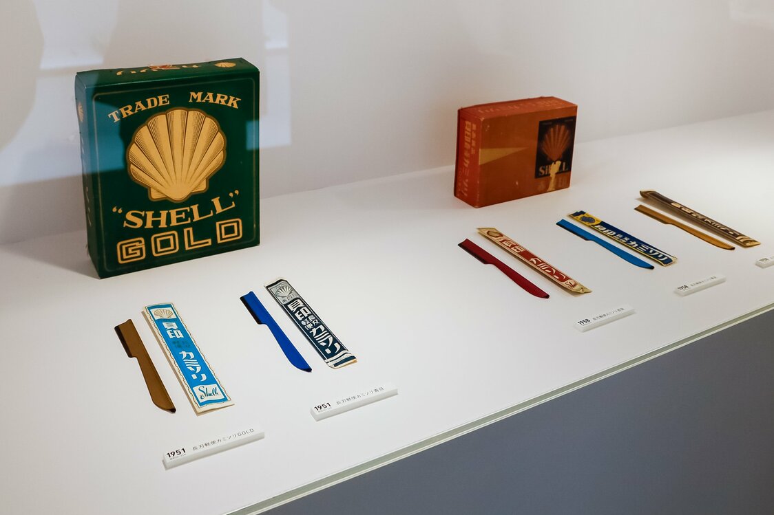 Les premiers rasoirs jetables à lame longue de la marque « Shell » de Kai.