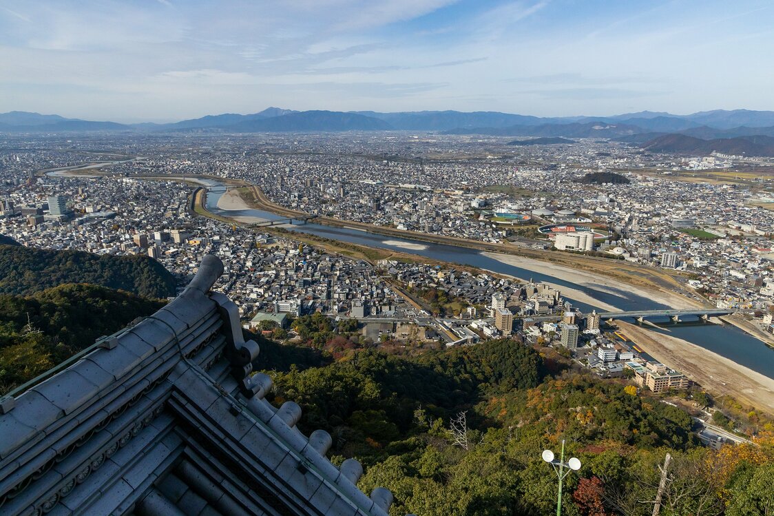 To the west, the Nagara River flows along its course. The waterway is famous for its traditional cormorant fishing boats that lure fish with fires suspended from baskets.