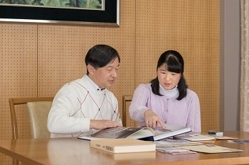 新天皇陛下と愛子さま（宮内庁ホームページから）
