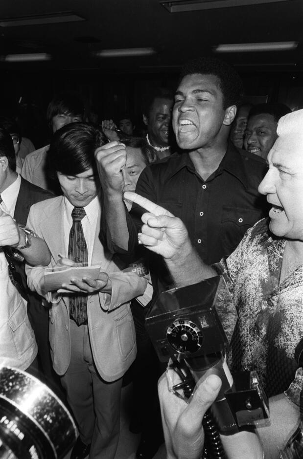 عند وصوله إلى مطار هانيدا في طوكيو في 16 يونيو/ حزيران 1976، تعهد عليّ بهزيمة إينوكي بلكمة واحدة فقط. (© جيجي برس)