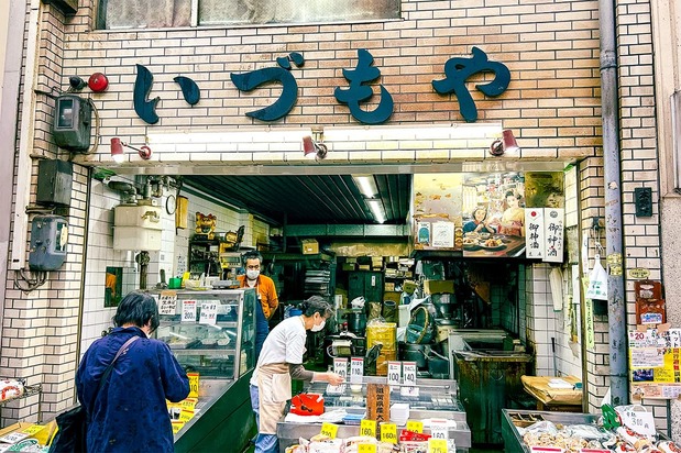 季代采购的豆腐店。门口右上方张贴着剧照海报