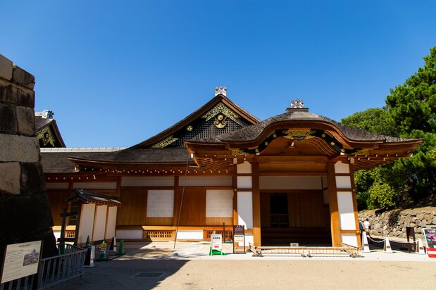 本丸御殿の玄関。唐破風で装飾された車寄（くるまよせ）が美しい