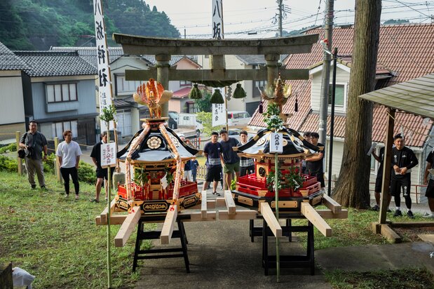 两座神轿都请了暴躁神灵上轿