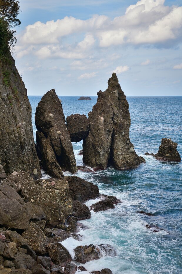 洞の天井部が崩れて挟まったという切浜のはさかり岩 写真提供:ひょうご観光本部