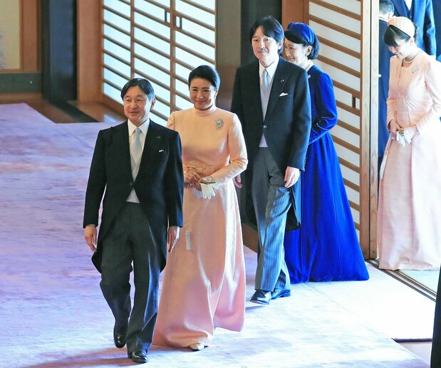 天皇陛下の60歳の誕生日を祝う「茶会の儀」に臨まれる天皇、皇后両陛下と秋篠宮ご夫妻＝2020年2月23日、皇居・宮殿「春秋の間」［代表撮影］（時事）