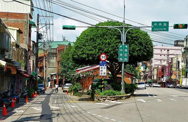 康荘路と中央路のY字路。左の中央路は1898年の日本時代の地図より存在する古い道である