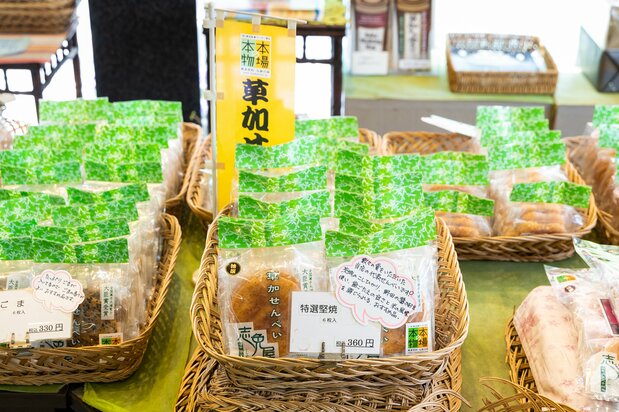 志免屋引以为豪的“特选坚烧煎饼”,包装袋上也印有当地特色食品品牌标志“本场本物”