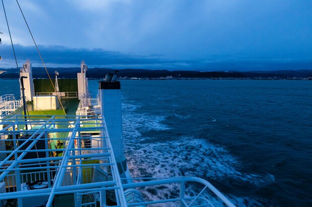 Panorámica desde el barco cuando este dejaba atrás el puerto de Īda al anochecer. Prácticamente no se veían luces en Suzu, señal de las dimensiones que alcanza el desastre en esta población. (Fotografía: Fundación Nippon)