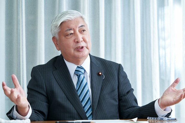 Nakatani Gen discusses the benefits of offsets. (© Takayama Hirokazu)