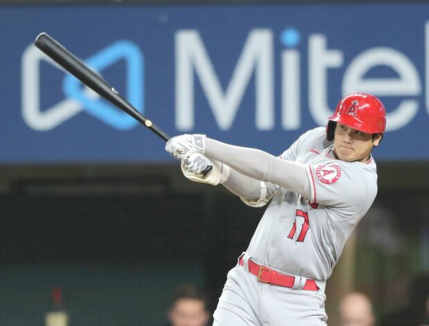 Ohtani Shôhei en plein démonstration de ses capacités de batteur. Cette frappe lui permettra d'effectuer son dixième home run lors d'un match le 6 mai 2021(Jiji Press).