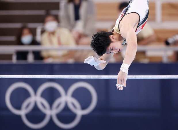 団体総合決勝、得意の鉄棒で演技する橋本(2021年7月26日、東京・有明体操競技場) 時事