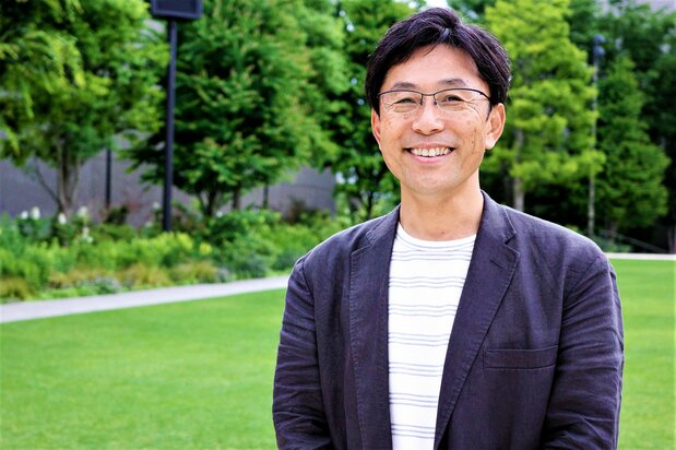 1964年生まれの友成さん。慶応義塾大学卒業後、リクルートコスモス社を経て、国際協力機構(JICA)へ入構。兼業でNPO法人アフリカ野球友の会を立ち上げ、2021年から一般財団法人アフリカ野球・ソフト振興機構の代表理事に専念 筆者撮影