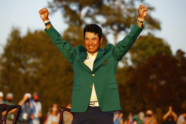 ゴルフのマスターズ・トーナメントで優勝し、グリーンジャケットを着て喜ぶ松山英樹=2021年4月11日、米ジョージア州オーガスタ(AFP=時事)
