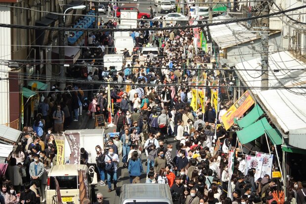 休日には大混雑する築地場外市場の波除(なみよけ)通り。築地魚河岸の連絡通路から撮影 写真:筆者提供