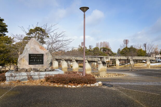 開成山公園にある日本遺産認定の記念碑と水橋のモニュメント