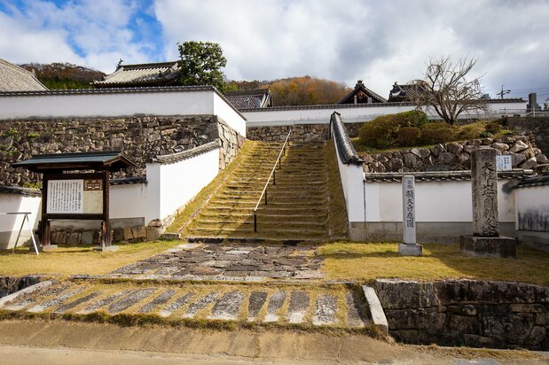 高台に建つ頼久寺。戦国時代の備中松山城主・上野頼久(1521年没)が改築したことから、その名を冠する