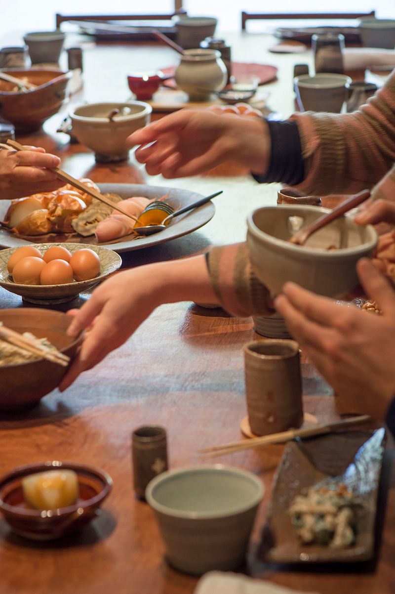 Des convives apprennent à se connaître autour d’un bon repas.