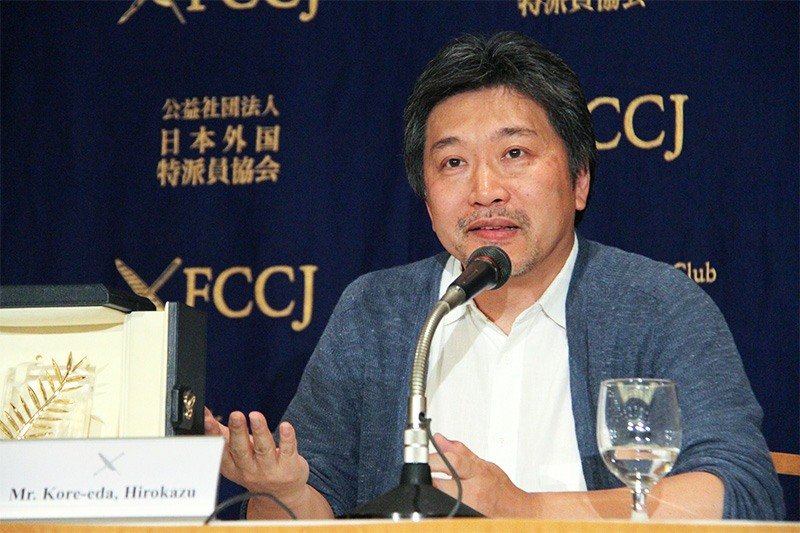 「興行として成立しにくい」ため、政治・社会状況を取り込む作品が少ないことが日本映画の幅を狭くしていると語る是枝裕和監督