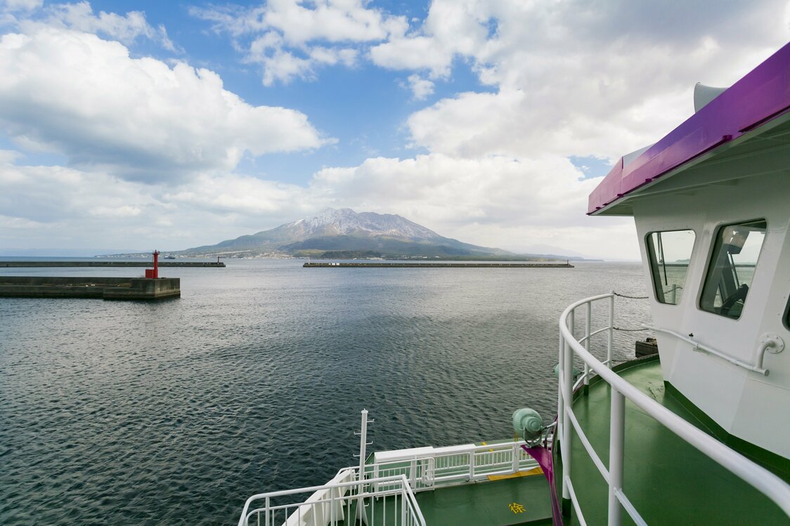 鹿児島港から出航するフェリー。約15分の船旅が始まる