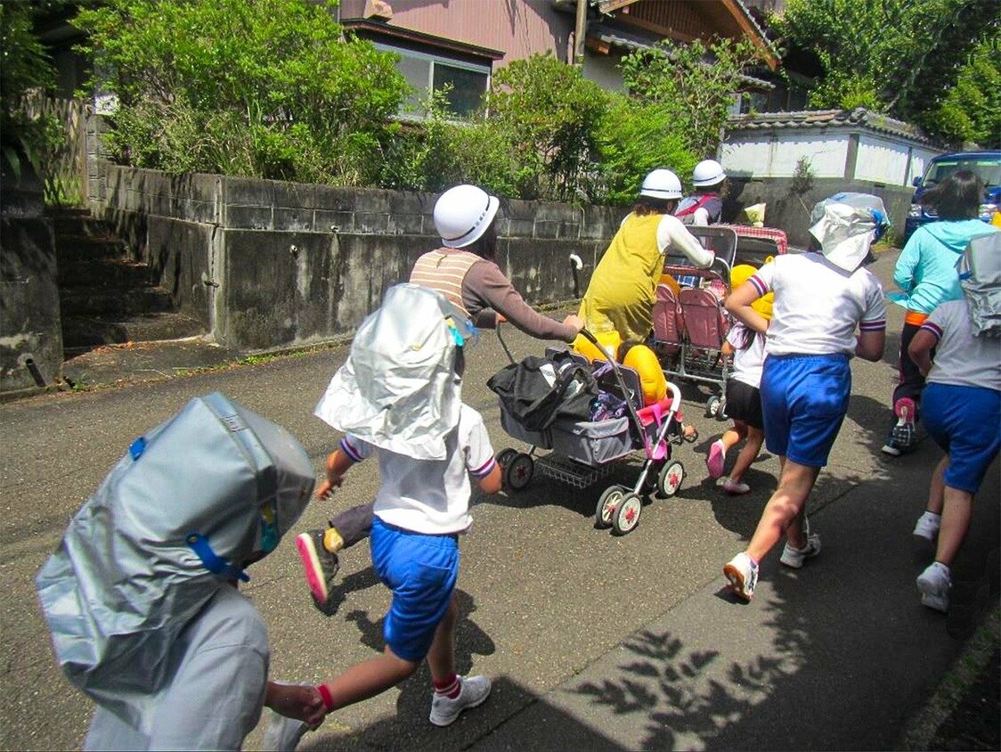 黒潮町の防災訓練では、学校や家から高台まで最短ルートを通る訓練を繰り返している・巨大津波が想定される地域や避難困難エリアは、津波タワーに逃げる訓練を続けている（黒潮町提供）