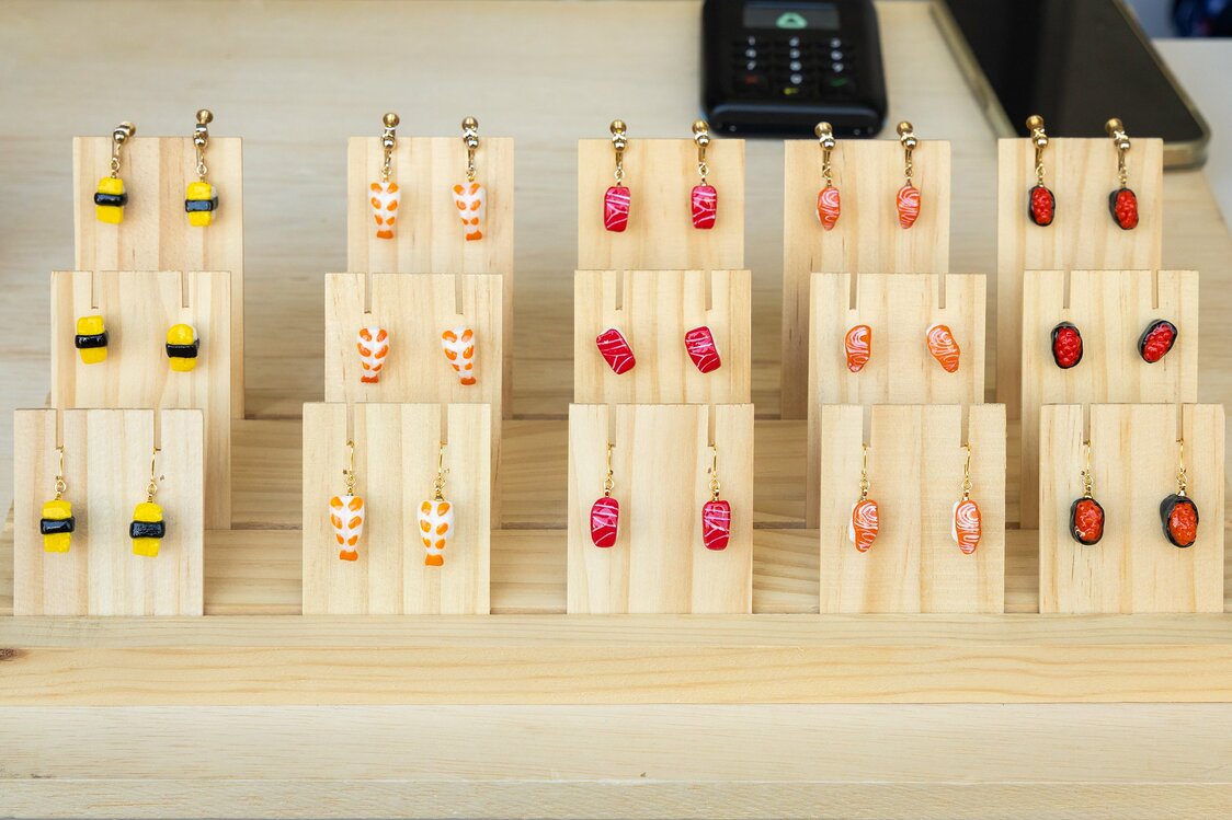 にぎりずしを模したイヤリングとピアス（2200円）