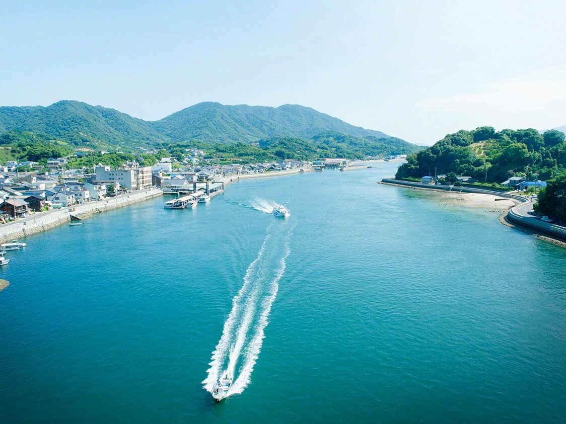 瀬戸田水道に漁船が描いた美しい航跡（生口島、いくちじま）