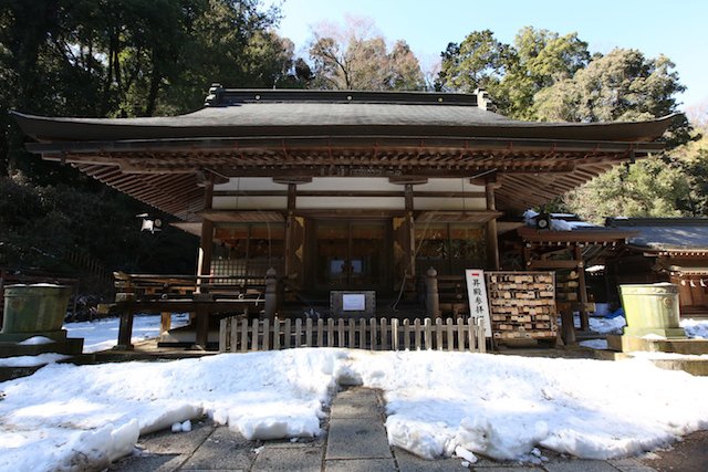 拜殿，在这里祭拜后面的御室岳