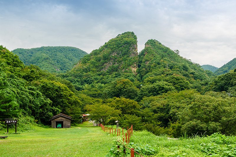 The split mountain top of the kinzan gold mine attests to the intensity with which the site was exploited. The man-made crevice measures 30 meters across and 74 meters deep.