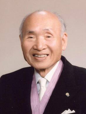 生涯にわたって未来の技術に目を向けていた高柳。1970年の講演では、将来の薄型テレビにEL（エレクトロルミネッセンス）を用いるのが有効である可能性を早くも指摘していた。写真は81年に文化勲章を受けた時に撮影（高柳健次郎財団提供）