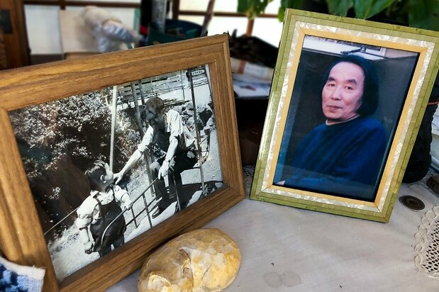 松丸耕作さんの遺影(右)