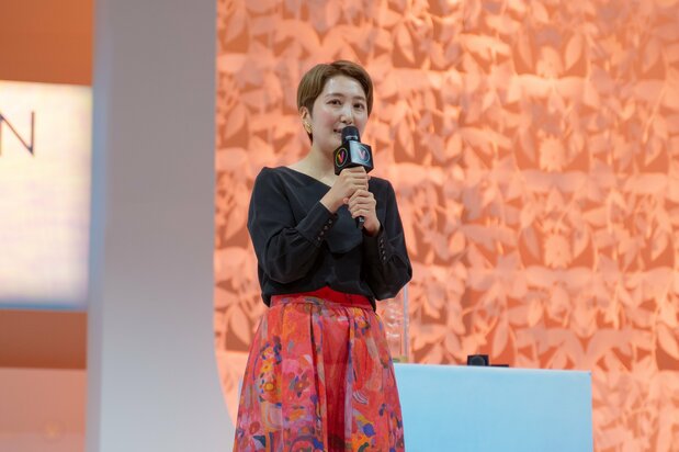 ヘラルボニーの海外事業責任者である小林恵さん(Claire Serie / Hans Lucas via Reuters Connect)