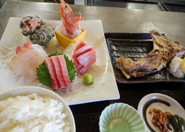 取材日の「市場の日替わり刺し身&焼き魚定食」 写真=筆者提供