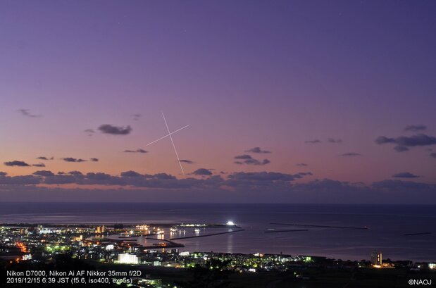 The Southern Cross at dawn, indicated by lines added to the image.