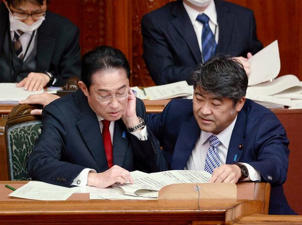 衆院本会議で安全保障3文書に関する報告を終えた岸田文雄首相(左)と、木原誠二官房副長官=2023年4月4日、国会内(時事)