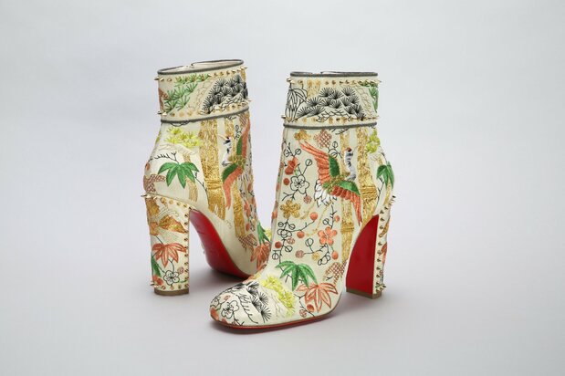 Les merveilleuses bottines du créateur de chaussures de luxe Christian Louboutin pour sa collection automne-hiver 2017. Le célèbre chausseur s’est inspiré de motifs figurant sur les kimonos japonais de l’époque d’Edo (1600-1868). (© Kyoto Costume Institute)