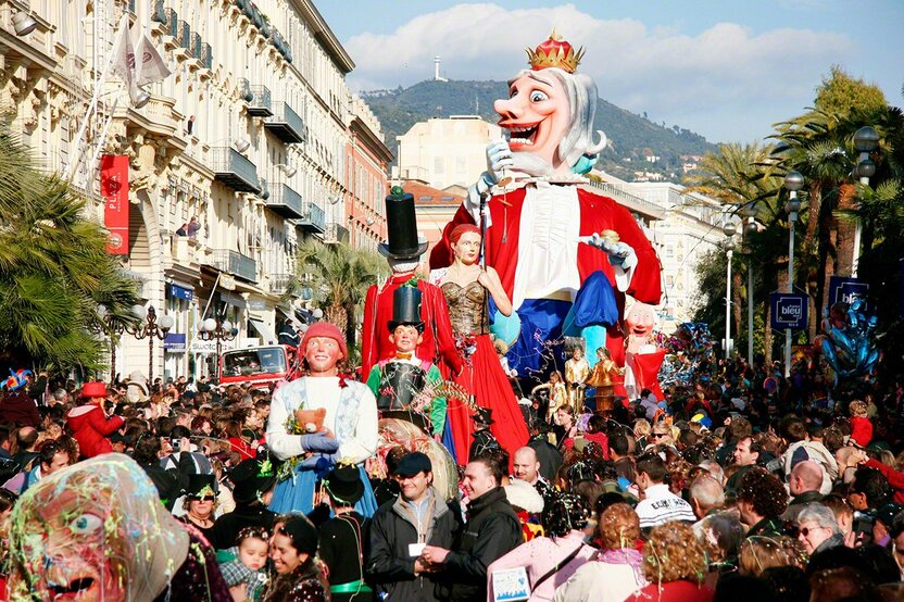En el Carnaval de Niza, en el sureste de Francia, pasean un muñeco hinchable con forma de rey por las calles.