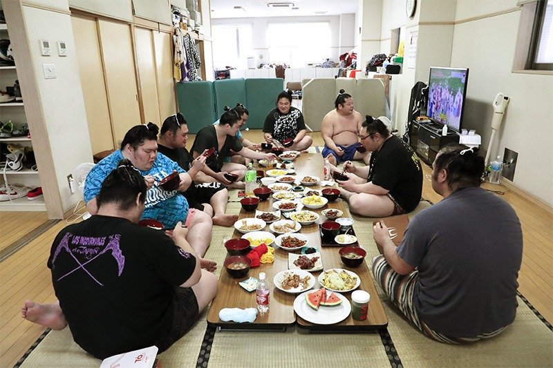 Cuando los sekitori acaban de comer, empieza el turno de los luchadores de las clases inferiores.