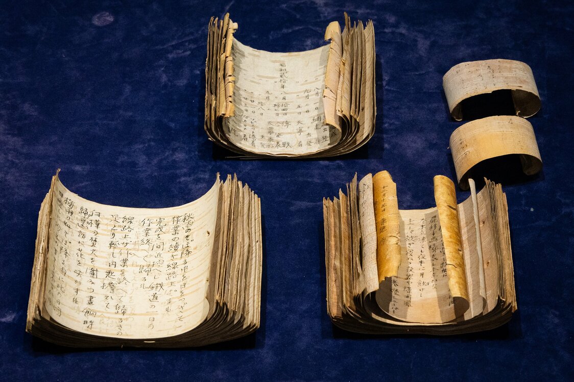 80年経過しても色あせない微細な文字。インクやペン先を改良し、必死に思いを書き残したことを物語る