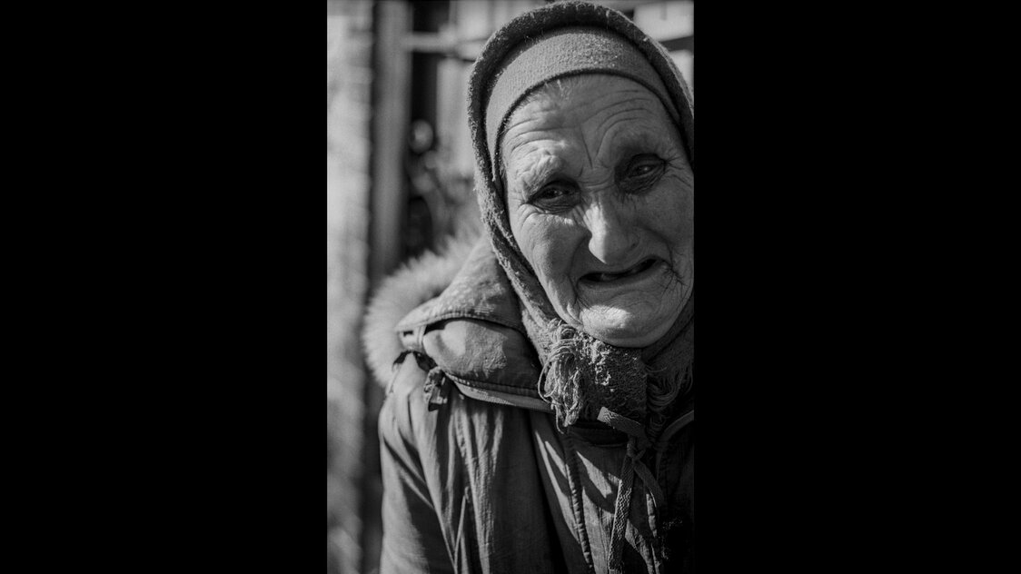 ピスキに最後に残った住民は砲弾の破片で網膜を損傷した　©All4films, s.r.o, Punkchart films, s.r.o., RTVS Rozhlas a televízia Slovenska