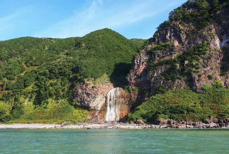 La cascada Kamuiwakka vista desde el mar. (Por cortesía de la Asociación de Turismo de Shiretoko Shari-chō.)